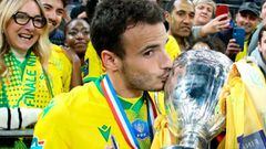 Pedro Chirivella, futbolista espa&ntilde;ol del Nantes, besa el t&iacute;tulo de Copa conquistado en Francia. 