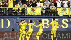 VILLARREAL, 26/11/2023.- El delantero José Luis Morales (2i) del Villarreal celebra su gol ante el Osasuna con sus compañeros durante el partido de Liga que disputan Villarreal y Osasuna este domingo en el estadio de La Cerámica. EFE/Andreu Esteban
