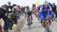 Philippe Gilbert y Peter Sagan ruedan en un tramo de pav&eacute;s durante la Par&iacute;s-Roubaix 2019.