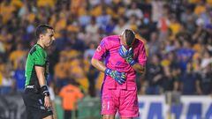 Nahuel Guzmán llora cuando el silbante marca penalti para Aldo Rocha.
