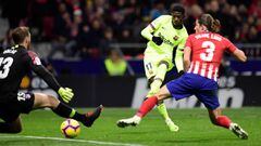 Barcelona&#039;s French forward Ousmane Dembele (C) scores a goal during the Spanish league football match between Club Atletico de Madrid and FC Barcelona at the Wanda Metropolitano stadium in Madrid on November 24, 2018. (Photo by JAVIER SORIANO / AFP)