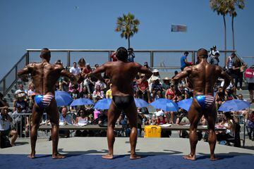 Decenas de deportistas participaron en el mitíco campeonato culturista de Venice, California, durante la fiesta nacional del 4 de julio. 