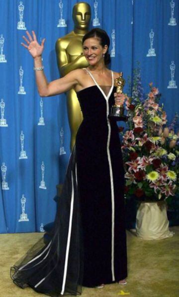 Julia Roberts en los Premios Oscar de 2001, edición en la que fue galardonada como mejor actriz por su papel en "Erin Brockovich", con un vestido de Valentino