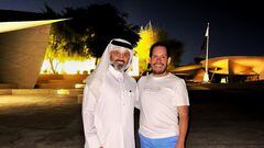 Dorian Roldán (der) y Ali Al-Maraf (izq) se tomaron una foto en Qatar.