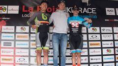 Vlad Dascalu, Mathieu Van der Poel y Carlos Coloma posan en el podio de la &uacute;ltima etapa de La Rioja Bike Race.