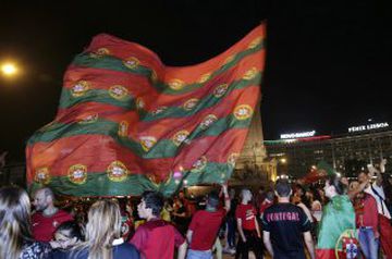 Supporters of Portugal celebrate the victory of the Portuguese national football team over France during a public viewing of the UEFA EURO 2016 final match between Portugal and France at Marques de Pombal Square in Lisbon, Portugal, 10 July 2016. 
