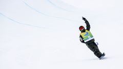 Taiga Hasegawa levantando el brazo en Silvaplana (Suiza), Copa del Mundo FIS de snowboard. 