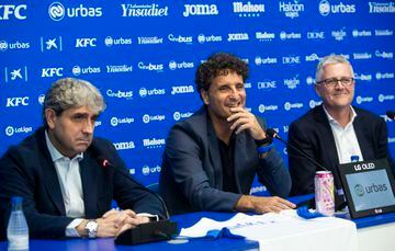 Idiakez, junto a Txema Indias (izquierda) y Jeff Luhnow (derecha) durante su presentación como nuevo entrenador del Leganés. 