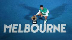 Novak Djokovic posa con el trofeo de campe&oacute;n del Open de Australia 2021 tras derrotar en la final a Daniil Medvedev.
