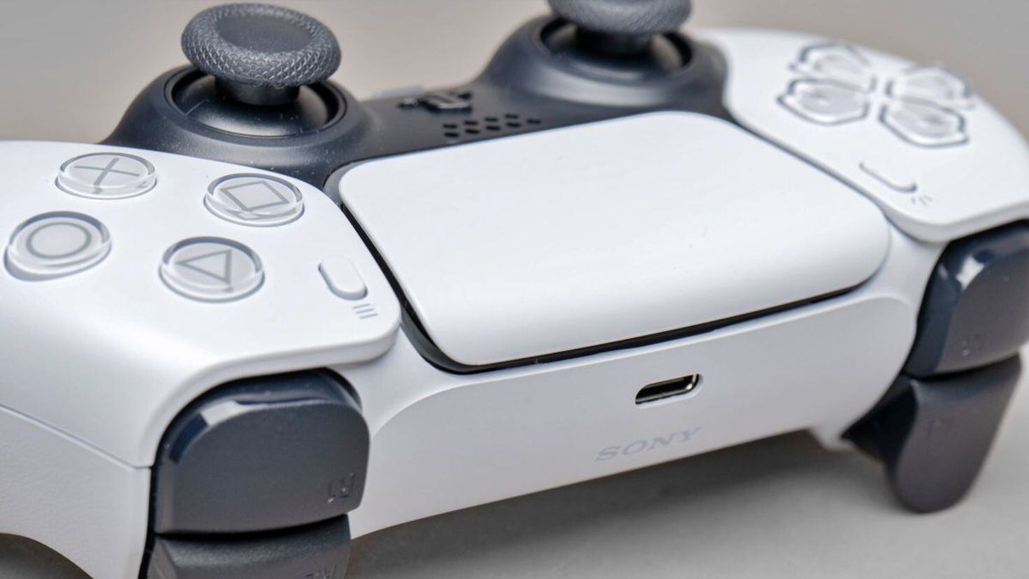Un mando DualSense con pantalla! Ya es oficial la consola portátil de PS5,  Project Q: diseño y primeros detalles