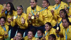 Jugadoras colombianas posando su medalla en el podio despu&eacute;s de vencer a Argentina
