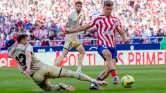 El jugador del Almería, Leo Baptistao, trata de frenar al jugador del Atlético de Madrid, Marcos Llorente. 
 