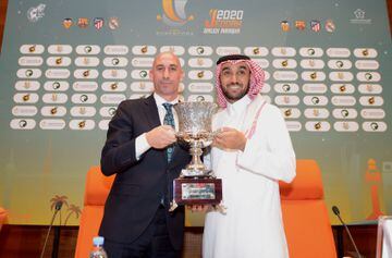 El presidente de la RFEF, Luis Rubiales, junto al ministro de deportes Abdulaziz bin Turki Al-Faisal.