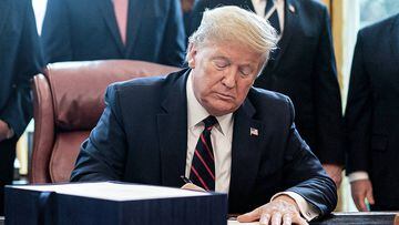 dpatop - 27 March 2020, US, Washington: US&nbsp;President Donald Trump signs the coronavirus rescue package at the Oval Office in the White House. Trump held a signing ceremony just hours after Congress passed the unprecedented stimulus legislation, estim