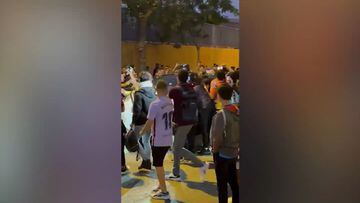 Escena vergonzosa: Koeman, increpado al salir del Camp Nou
