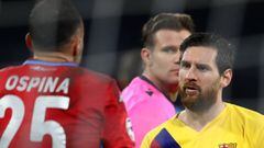 NAPLES, ITALY - FEBRUARY 25: Lionel Messi of Barcelona looks towards David Ospina of Napoli during the UEFA Champions League round of 16 first leg match between SSC Napoli and FC Barcelona at Stadio San Paolo on February 25, 2020 in Naples, Italy. (Photo by Michael Steele/Getty Images)