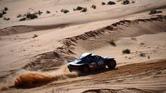 Audi's hybrid Spanish drivers Carlos Sainz and co-driver Lucas Cruz compete during the Stage 5 of the Dakar 2023 around Ha'il, Saudi Arabia, on January 5, 2023. (Photo by FRANCK FIFE / AFP)