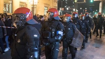 Gran despliegue policial por Bilbao ayer por la noche en previsi&oacute;n de graves incidentes. 