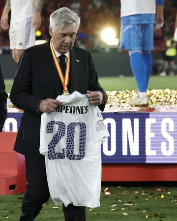 Ancelotti, on the grass of La Cartuja, with a commemorative shirt of the 20 Copas del Rey.