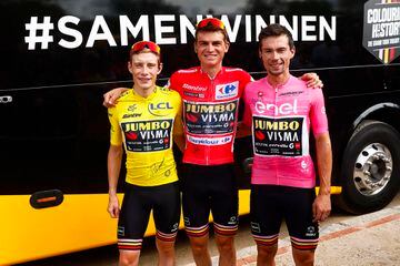 Los ciclistas del equipo Jumbo-Visma, Jonas Vingegaard , Sepp Kuss y Primož Roglič con los maillots de campeón de Tour, La Vuelta y Giro.
 