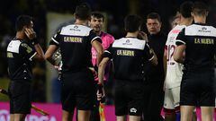 Boca Juniors' coach Sebastian Battaglia (R) and goalkeeper Javier Garcia (L) argue with the referees at the end of the Argentine Professional Football League match against Lanus at La Bombonera stadium in Buenos Aires, on April 17, 2022. (Photo by Alejandro PAGNI / AFP)