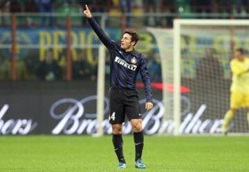 El capitano. Zanetti llegó al Inter cuando tenía 23 años procedente de Banfield. Cuando entró al club no le ponían más de seis meses en Italia. Zanetti estuvo 18 años y es el mayor ídolo del Inter de Milán. Un día casi no lo dejan entrar a una práctica porque no lo conocían. 