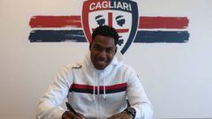 El delantero colombiano Damir Ceter firmando su contrato con el Cagliari