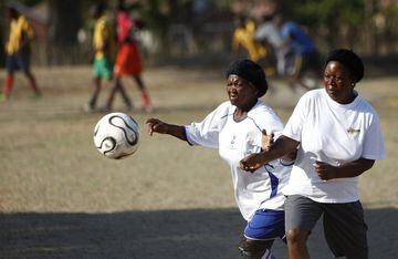 Un grupo de mujeres disfrutan del fútbol en Nkowankowa Township, en la provincia de Limpopo en Sudáfrica.