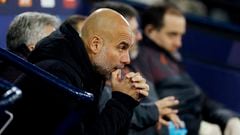 Pep Guardiola, entrenador del Manchester City, se sienta en el banquillo durante un partido.