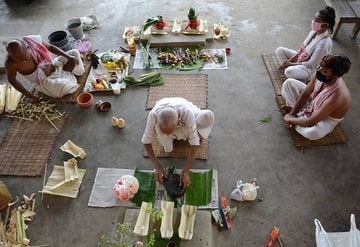 Family members perform rituals for their deceased relative at Sukleswar temple complex during a nationwide lockdown in Guwahati, India, 02 May 2020.