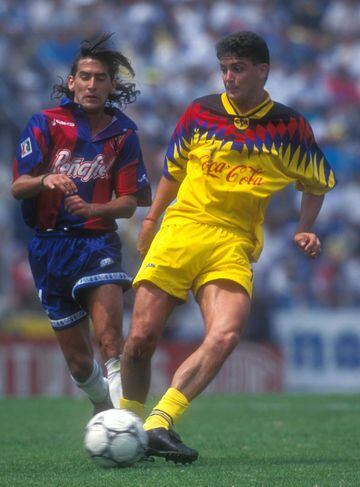 Estuvo con América en dos etapas, de 1989 a 1992 y en 1994.
Copa Campeones CONCACAF 1990 y 1992
Copa Interamericana 1991