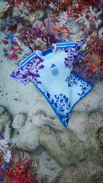 La camiseta de la segunda equipación de la selección española se inspira en los preciosos arrecifes de coral que cubren la extensa línea de costa del país, una singularidad que comparte con los célebres arrecifes de coral de los países anfitriones del torneo, Australia y Nueva Zelanda.