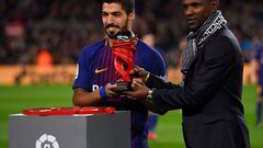Eric Abidal entrega a Luis Suárez el trofeo como mejor jugador del de diciembre de LaLiga Santander.