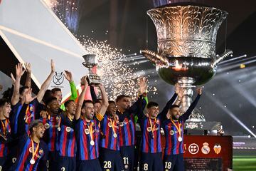 Riyadh (Saudi Arabia), 15/01/2023.- Barcelona players celebrate on the podium after winning the Spanish Super Cup final match between Real Madrid and Barcelona, in Riyadh, Saudi Arabia, 15 January 2023. (Arabia Saudita) EFE/EPA/STR
