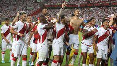 AMDEP8759. LIMA (PERÚ), 29/03/2022.- Jugadores de Perú celebran al final hoy, de un partido de las eliminatorias sudamericanas para el Mundial de Catar 2022 entre Perú y Paraguay en el estadio Nacional en Lima (Perú). EFE/Paolo Aguilar
