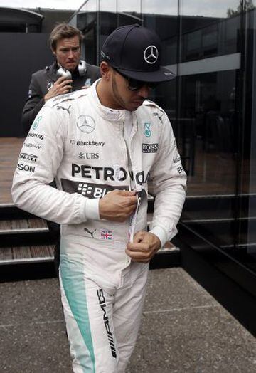 GRA292 MONTMELÓ (BARCELONA), 26/02/2015. - El piloto británico de Mercedes, Lewis Hamilton, en el paddock durante la primera jornada de la tercera tanda de entrenamientos oficiales de Fórmula Uno que se celebran en el Circuito de Catalunya de Montmeló. EFE/Alberto Estévez