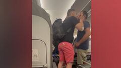 La brutal pelea entre dos personas en un avión: ¡a combos!