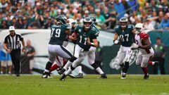 PHILADELPHIA, PA - OCTOBER 08: Quarterback Carson Wentz #11 of the Philadelphia Eagles runs the ball against the Arizona Cardinals during the second quarter at Lincoln Financial Field on October 8, 2017 in Philadelphia, Pennsylvania.   Mitchell Leff/Getty Images/AFP == FOR NEWSPAPERS, INTERNET, TELCOS &amp; TELEVISION USE ONLY ==