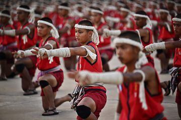 Un grupo de luchadores de muay thai o boxeo tailandés realiza el Wai Khru (saludo tradicional previo a cada combate) para establecer un nuevo récord Guinness mundial. El multitudinario acto tuvo lugar durante un festival de artes marciales tailandesas en el parque Rajabhakti en Hua Hin, en la provincia de Prachuap Khiri Khan.