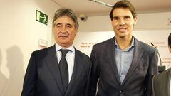 El doctor &Aacute;ngel Ruiz Cotorro y Rafa Nadal posan en la inauguraci&oacute;n de la Cl&iacute;nica Mapfre de Medicina del Tenis en Madrid.