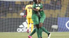 El jugador nigeriano Kelechi Nwakali (d) celebra despu&eacute;s de anotar un gol ante M&eacute;xico. 