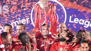 Campeones de la Premier League inglesa. Es el primer título liguero del conjunto red desde 1990.
