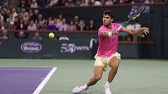 INDIAN WELLS, CALIFORNIA - MARCH 16: Carlos Alcaraz of Spain in action against Felix Auger-Aliassime of Canada in the quarter finals during the BNP Paribas Open on March 16, 2023 in Indian Wells, California.   Julian Finney/Getty Images/AFP (Photo by JULIAN FINNEY / GETTY IMAGES NORTH AMERICA / Getty Images via AFP)