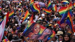 Funcionarios y políticos celebran Día del Orgullo LGBT