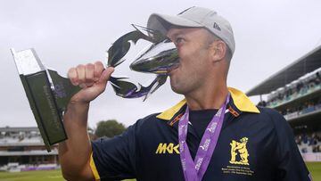 Britain Cricket - Surrey v Warwickshire - Royal London One Day Cup Final - Lordx92s - 17/9/16 Warwickshire&#039;s Jonathan Trott celebrates with the trophy Action Images via Reuters / Paul Childs Livepic EDITORIAL USE ONLY.