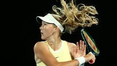 Mirra Andreeva saca contra Ons Jabeur en el Open de Australia.