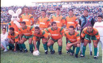 El volante (abajo, segundo de derecha a izquierda) jugó en Envigado (1993-1997 y 2010-2011), Medellín (1998-1999) y Nacional (2002-2004 y 2008).