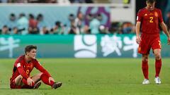Gavi y Azpilicueta, tristes tras la derrota ante Japón en el Mundial de Qatar.