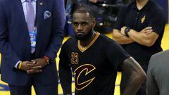 MMD01. Oakland (United States), 05/06/2017.- Cleveland Cavaliers forward LeBron James (C) stands in front of the Cavaliers bench late in the game against the Golden State Warriors in the second half of game two of the NBA Finals basketball game at Oracle Arena in Oakland, California, USA, 01 June 2017. The Warriors beat the Cavaliers and won their fourteenth playoff game in a row. The series moves to Cleveland for game three. (Baloncesto, Estados Unidos) EFE/EPA/MONICA M. DAVEY