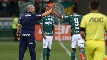 Luiz Felipe Scolari y Miguel Borja celebrando un gol de Palmeiras en el Torneo Paulista.